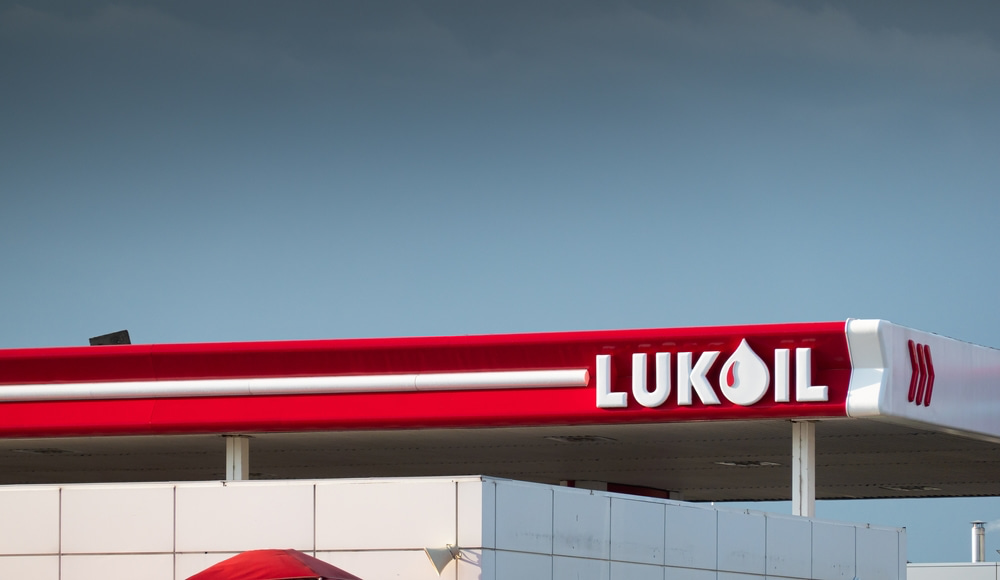 station essence lukoil avec ciel bleu
