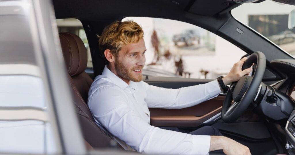 Un employé conduisant une voiture.